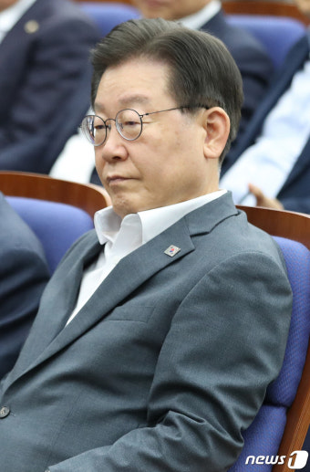 생각에 잠긴 이재명 대표