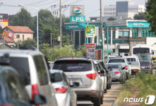 저렴한 주유소에 몰린 차량들