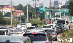 주유소 앞 길게 줄 선 차량들