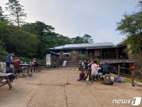 코 닿을 듯 험한 코재, 목 축이는 임걸령…안개바다 연하천을 건너다