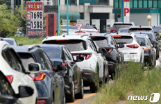 치솟는 기름값때문에… 저렴한 주유소에 줄 선 차량들