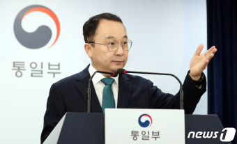 질문받는 구병삼 통일부 대변인