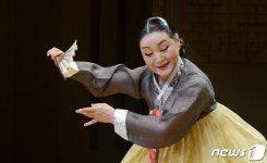 박재희 춤인생 60년 담았다…한영숙류 태평무 초대 보유자