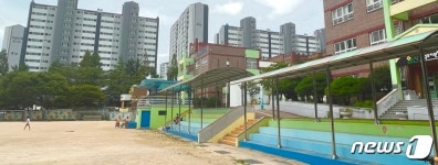 신도시로 맹모삼천…김해 구도심 썰렁, 미어터지는 신도심 초등학교