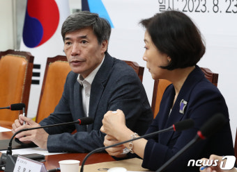 대화 하는 박구연 국무조정실 1차장과 오영주 외교 2차관