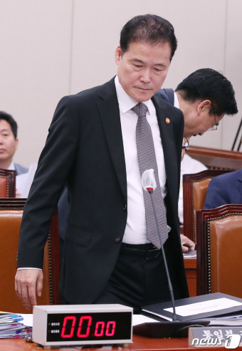 국회 외퉁위 전체회의 출석하는 김영호 장관