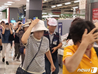 훈련 상황입니다…공습경보 사이렌에 쇼핑객들 지하주차장으로