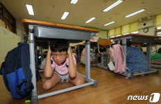 책상 아래로 대피한 학생들