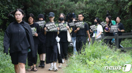 [뉴스1 PICK]여성폭력 방치국가 규탄한다…여성단체, 등산로 사망 피해자 추모