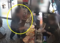 카페서 일회용컵 슬쩍…사장이 막자 머그잔 던지고 포스기 박살[영상]