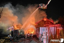 LPG 충전소 폭발 사고 진화하는 루마니아 소방대원