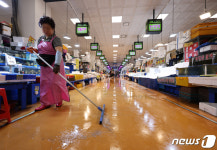 오염수 방류 첫 주말 한산한 수산시장