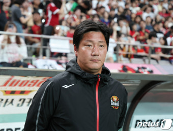 경기 시작 기다리는 김진규 FC서울 감독 대행