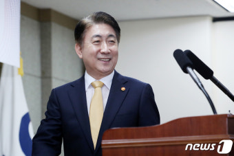 밝은 표정의 이동관 신임 방송통신위원장