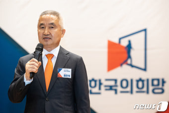 연설하는 최진석 한국의희망 상임대표