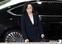 국회 불참 논란 김현숙 장관, 정부서울청사로 출근