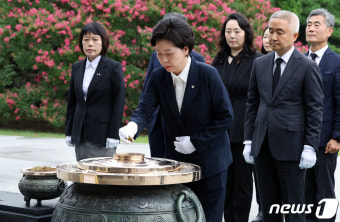 분향하는 양향자 한국의희망 공동대표