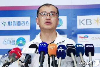 인터뷰 하는 김학규 감독