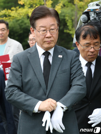 홍범도 장군 묘역 찾은 이재명 대표