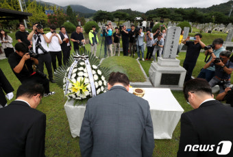 이재명 민주당 대표, 대전현충원 홍범도 장군 묘역 찾아 참배
