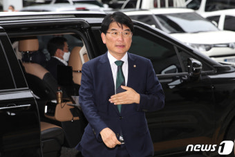 '보좌관 성추행 혐의' 박완주, 첫 공판기일 출석