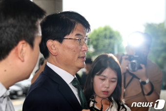 '보좌관 성추행 혐의' 박완주, 첫 공판기일 출석