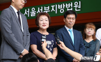 손배소 변론기일 출석 후 입장 밝히는 연세대 청소노동자