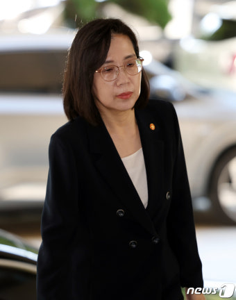 정부서울청사 출근하는 김현숙 장관