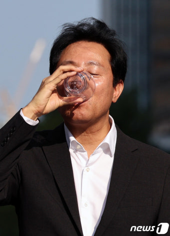 아리수 원샷하는 오세훈 시장