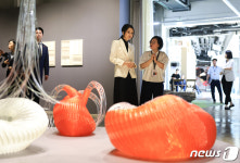 청주공예비엔날레 관람하는 김건희 여사