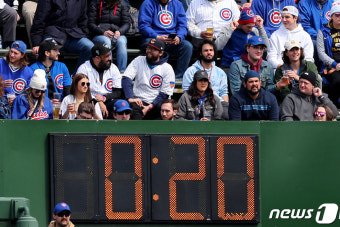 MLB 피치 클락, 포스트시즌에도 도입…'스피드 업' 효과 기대