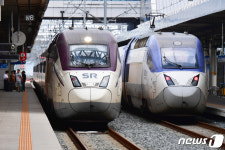 출발 기다리는 수서행 SRT고속열차