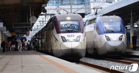 출발 기다리는 SRT와 KTX고속열차