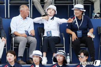 양궁 레전드들과 대화 나누는 정의선 회장