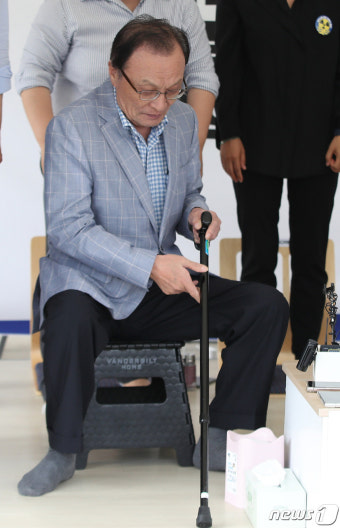 이재명 대표 단식 농성장 찾은 이해찬 상임고문