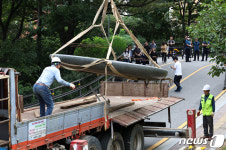 크레인 트럭에 실리는 기억의 터 조형물