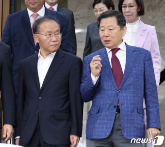이철규 사무총장과 대화하는 윤재옥 원내대표