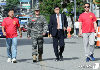 예비역 동기생들과 함께 국방부 검찰단 향하는 박정훈 대령