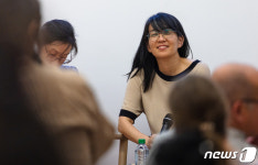 프랑스서 독자와의 대화 하는 작가 한강