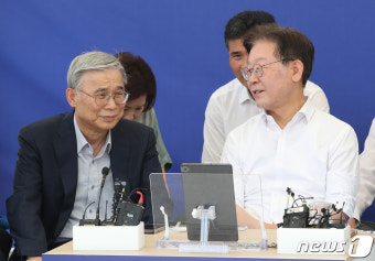 대화 나누는 이재명 대표·이종석 전 장관