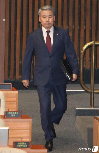 국회 대정부질문 출석하는 이종섭 장관