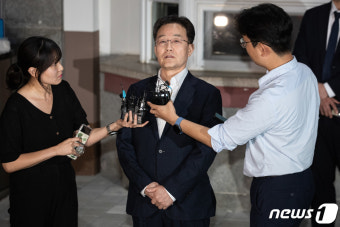 추가 구속영장 기각에 서울구치소 나선 김만배
