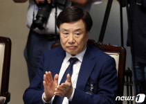 박수하는 서종욱 총장