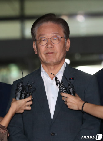 대북송금 의혹 관련 조사 마치고 검찰 나온 이재명 대표