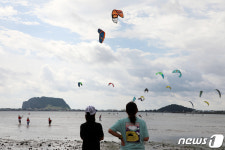 제주 바다 누비는 카이트 보더들