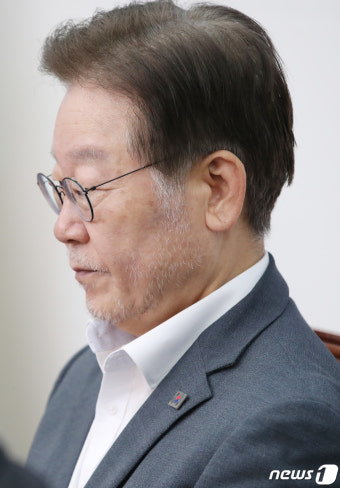 생각에 잠긴 이재명 대표