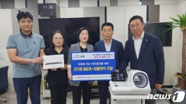 농협생명 강원총국, 강릉축산농협 내곡동지점에 전자동혈압계 등 전달
