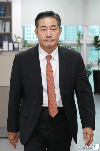 의원실 나서는 신원식 의원