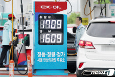 국제 유가 상승에 알뜰 주유소 찾는 시민들