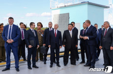 [포토] 러 보스토치니 우주기지 시찰하는 푸틴과 김정은